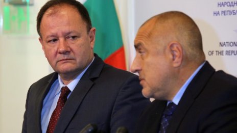 Изненадващи совалки в НС: Шефът на ЕНП привиква лидерите