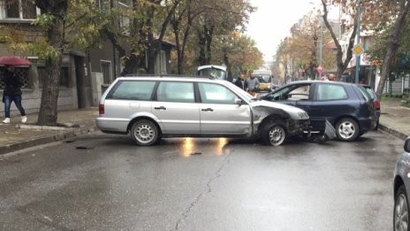Дядо засече младежи в Пловдив, един е ранен 