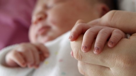 Таткото на захвърленото бебе в Казанлък иска да си го прибере