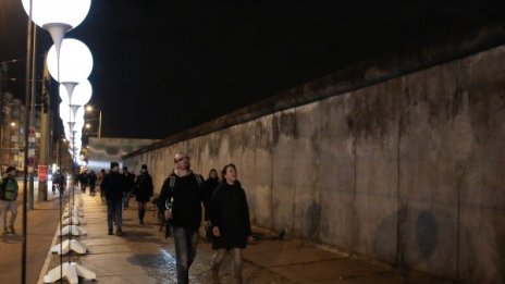 Части от Берлинската стена са пръснати по света