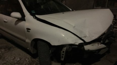 Кола се заби в контейнер, за да избегне млад шофьор
