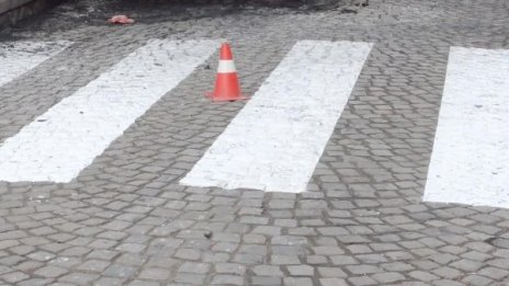 Кола блъсна възрастна жена на пешеходна пътека в Добрич