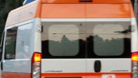 Кола се обърна на завой, падна в коритото на Места