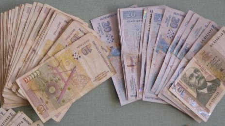 Доходите на българина намаляват, разходите обаче са без промяна 
