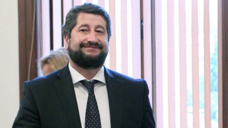 Бебе проплака в кабинета, министър стана татко 