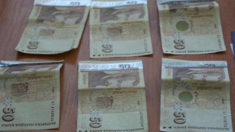 Мними лекари измамиха две баби с пари за "операции"