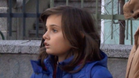 Брутално в час: Спукали тъпанчето на момиче с кука 