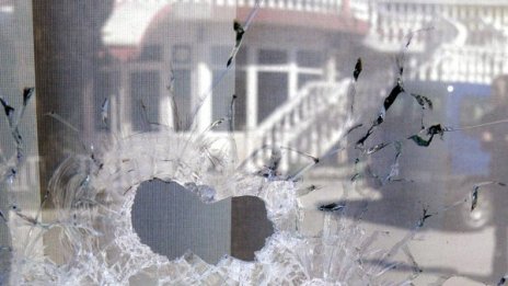 Счупиха стъклата на офиса на ДПС в Пазарджик 