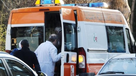 Мъж с опасност за живота, катастрофира със спрян от движение камион