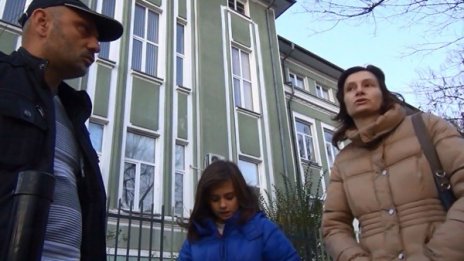 Местят в друго училище Митко, който спука тъпанчето на Леа 