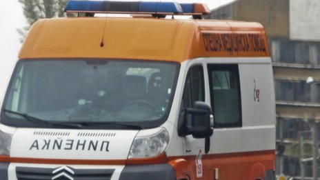 Мъж е с опасност за живота, кола го блъснала в Благоевградско