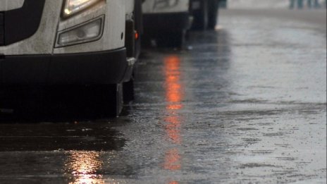 Предупреждават за опасни поледици и сняг в пет области