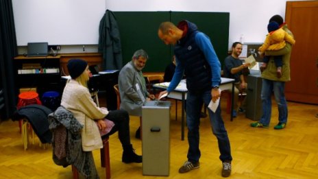 Швейцарците гласуват на три референдума