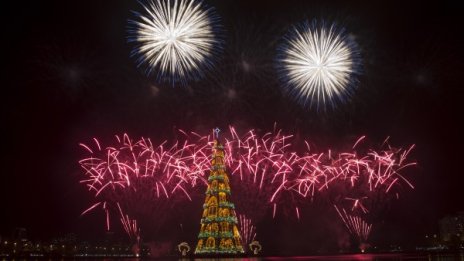 Запалиха светлините на гигантска плаваща коледна елха