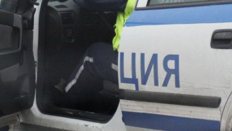 Кола се удари в дърво, двама загинаха 