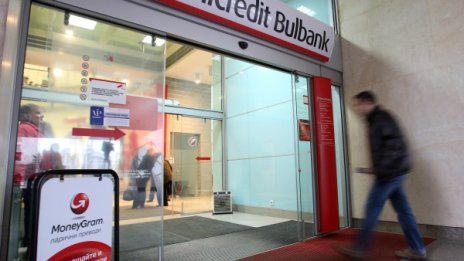 Парите от КТБ: Системите работят, хората се обслужват