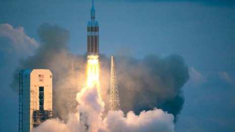 НАСА изстреля успешно космическия кораб "Орион" 