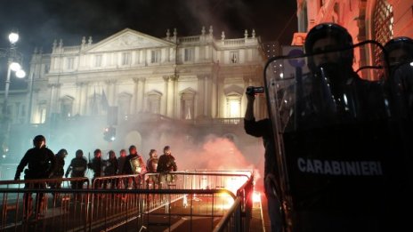 Сблъсъци между протестиращи и полиция пред "Ла Скала" в Милано