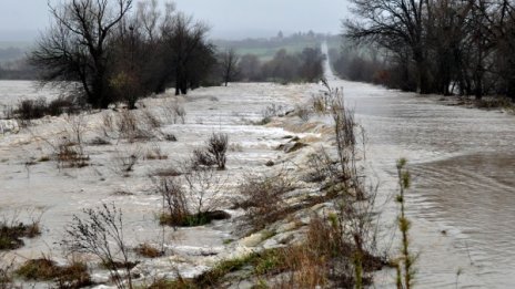 Няма застрашени хора след пороите, заяви комисар Николов