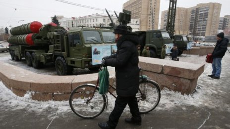 Руските военни показаха в Москва най-модерните си зенитни ракети