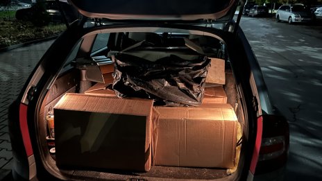 Шофьор „намерил на пътя“ 2500 кутии цигари, задържаха ги