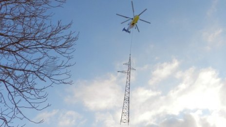Хеликоптер превози огромен електрически стълб във Видинско