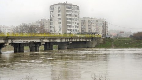 Нивото на Тунджа в Ямбол спада, край Елхово остава високо 