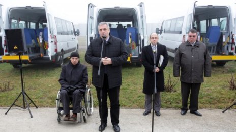 32 общини с нови автобуси за хора с увреждания