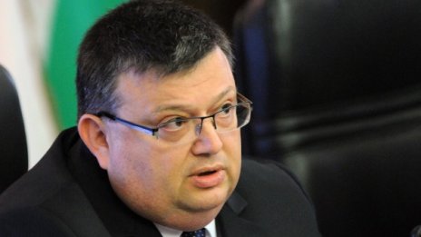 Цацаров привика МВР шефове да докладват за Сертов 