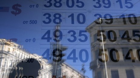 Драматичният срив на рублата вкара руснаците в магазините