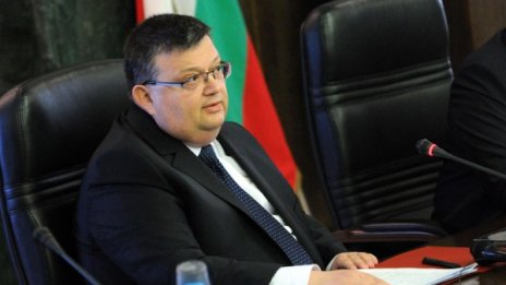Цацаров иска отстраняване от длъжност на двама разследвани съдии 