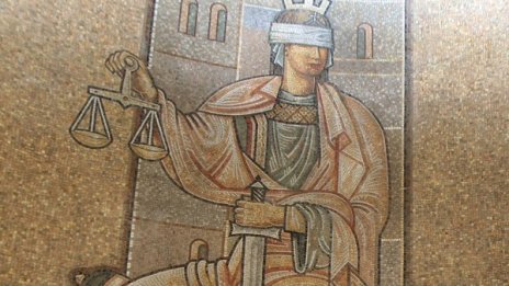 Искат постоянно задържане за бияча на д-р Пеевска