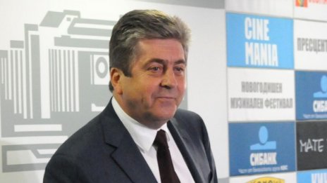 Коалицията се движи по ръба на бръснача, предупреди Първанов