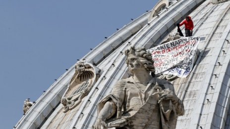 Протестиращ италианец се качи на фасадата на "Свети Петър"