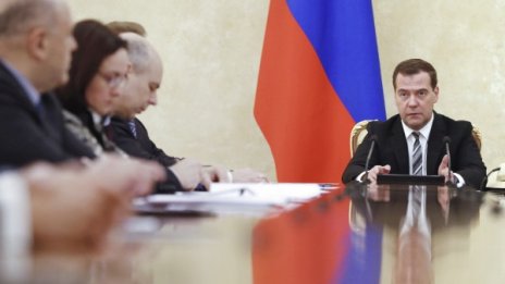 Медведев предупреди за дълбока рецесия в Русия