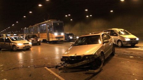 Двама пострадаха при верижна катастрофа в София