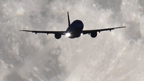 Пътнически самолет кацна аварийно в Лондон