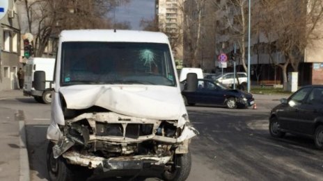 Двама италианци в болница след верижна катастрофа в Пловдив