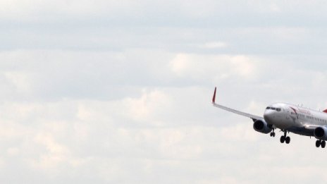 Боинг-737 със 172-ма пътници кацна аварийно в Лахор