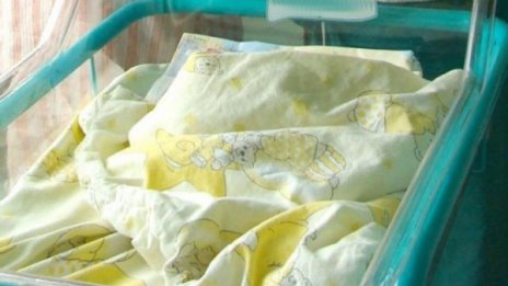 Майката на първото за годината бебе в Бургас го заряза