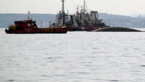 Двама членове на екипажа на гръцки танкер са убити в Либия