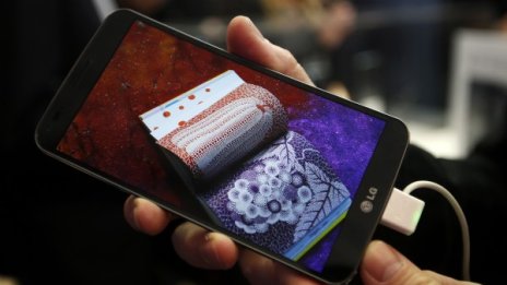 LG ще пусне нова версия на своя извит смартфон