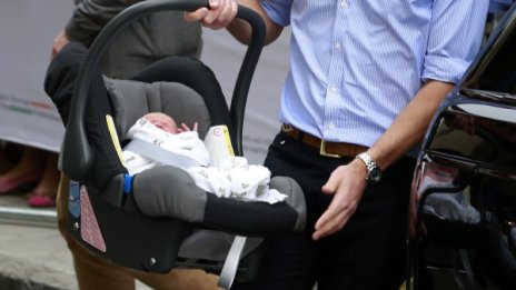 Деца до 15 месеца  само с гръб към движението в колата