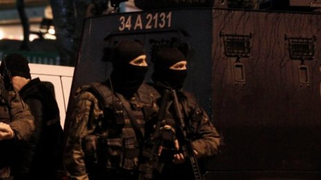 Бомба бе открита пред мол в Истанбул