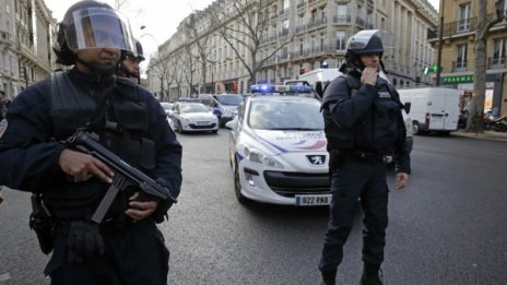 В Париж е арестуван оспорван комик, обвинен в защита на тероризма