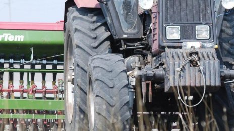 Четирима в ареста в Ботевград, искали откуп за откраднат трактор