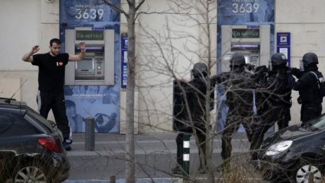 Мъжът, взел заложници във Франция, се предаде 