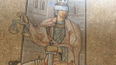 Шофьор, убил трима в катастрофа, не се яви в съда, дирят го