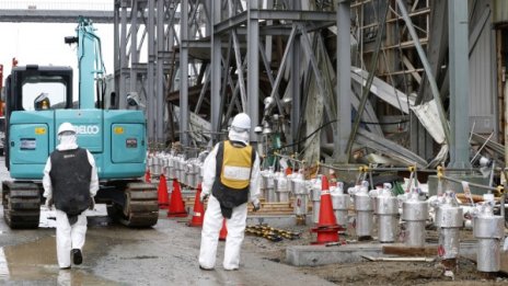 Починаха двама работници, пострадали при злополуки в две японски АЕЦ