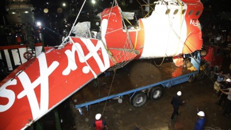 Самолетът на "ЕърЕйша" се е движил с много висока скорост, преди да падне